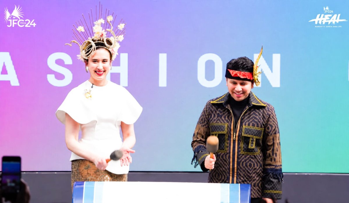 Wakil Gubernur Jawa Timur Emil Elestianto Dardak (kanan) mendampingi Menteri Pariwisata RI Widiyanti Putri Wardhana (kiri) membuka secara resmi Jember Fashion Carnaval (JFC) 2026 di Alun-Alun Jember. (dok. Humas Pemprov)