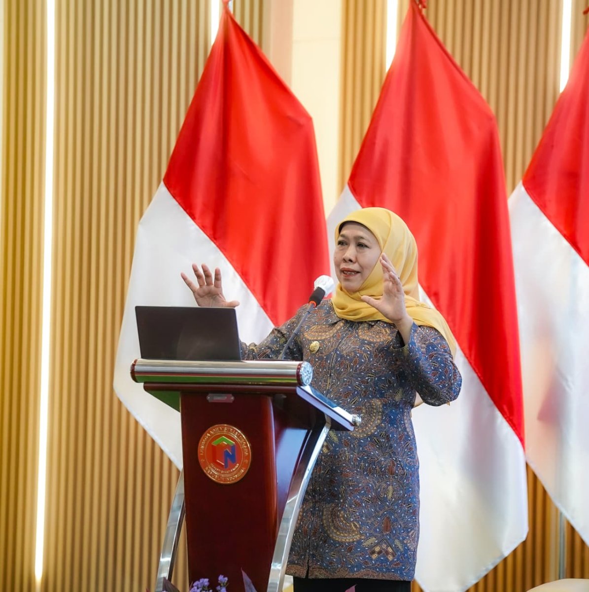 Gubernur Jawa Timur Khofifah Indar Parawansa menjadi pembicara utama dalam Women's Leadership Forum 2026 bertema Breaking Barriers, Building Impact yang digelar dalam rangka Hari Ulang Tahun ke-69 Lembaga Administrasi Negara Republik Indonesia (LAN RI), di Aula Prof. Dr. Agus Dwiyanto, MPA, Kantor LAN RI, Jakarta. (Dok. Humas Pemprov)