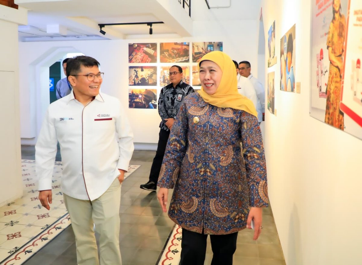 Gubernur Jawa Timur Khofifah Indar Parawansa berkunjung ke ANTARA Heritage Center, Pasar Baru, Jakarta Pusat. (dok. Humas Pemprov)