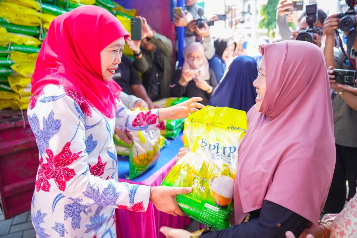 Gubernur Khofifah Gelar Pasar Murah di 2 Kampung Surabaya, Sembako Dijual Terjangkau