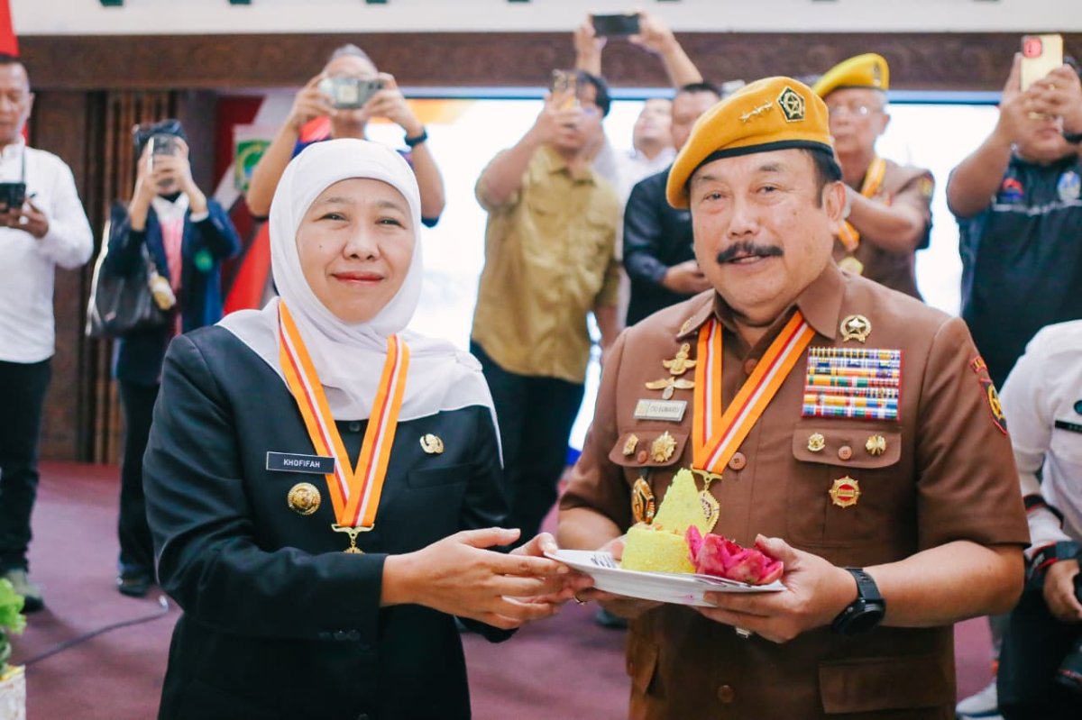 Gubernur Khofifah Terima Bintang LVRI di Hari Veteran Nasional 2026, Tekankan Pentingnya Jaga Persatuan dan Kesatuan Bangsa