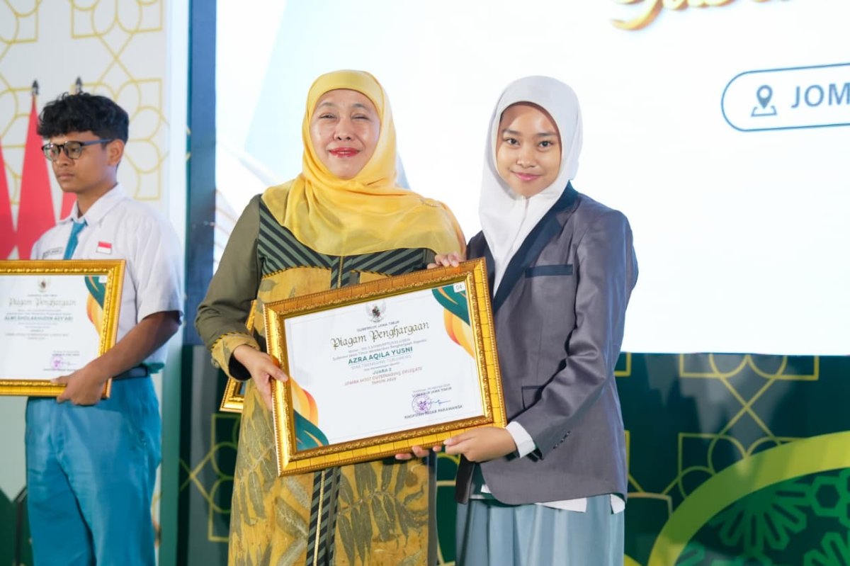Gubernur Khofifah Salurkan Bantuan Pendidikan untuk 112 Murid di Jombang, Apresiasi 193 Prestasi Nasional-Internasional
