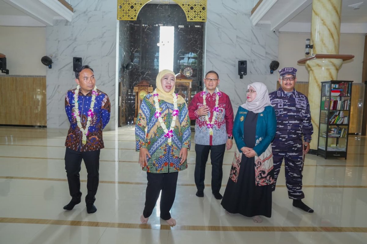 Gubernur Khofifah Resmikan 6 Fasilitas SMAN Taruna Nala, Beri Penghargaan Siswa Berprestasi Internasional
