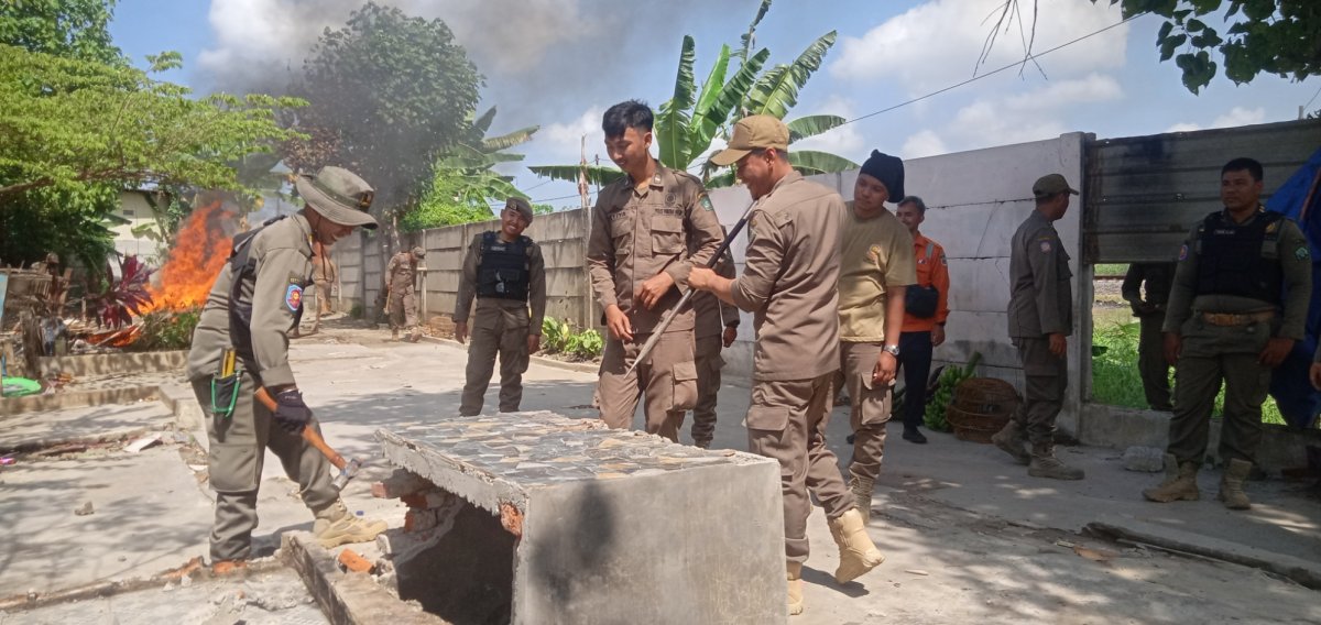 Satpol PP Sidoarjo Musnahkan Gubuk Prostitusi di Krengseng, Patroli Rutin Disiapkan