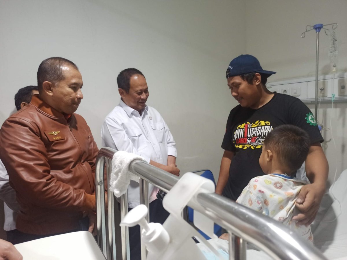 Wamenhub RI dan Kepala Basarnas Jenguk Korban KMP Mutiara Sentosa II di Rumah Sakit PHC Surabaya