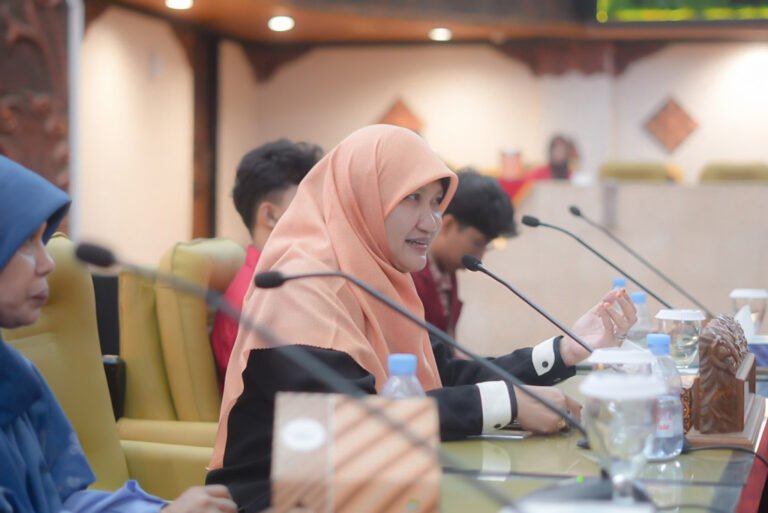 120 Siswa SMAIT Al Uswah Belajar Politik, Lilik DPRD Jatim: Kebijakan Publik Berawal dari Politik