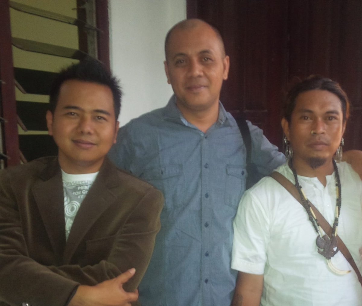 Firman Syah Ali (tengah) bersama almarhum Cak Sholeh (kiri). (Dok. Pribadi)