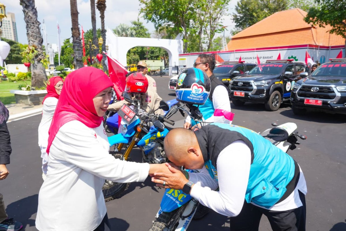 Gubernur Khofifah Berangkatkan Tim Bakti Negeri Anak Bangsa, Salurkan Bantuan untuk Keluarga Pahlawan dan Perintis Kemerdekaan