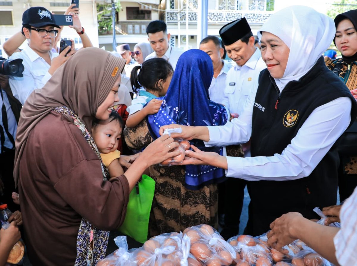 Gubernur Khofifah Gencarkan Strategi Jaga Daya Beli, Warga Kota Pasuruan Antusias Serbu Pasar Murah. (Dok. Humas Pemprov)