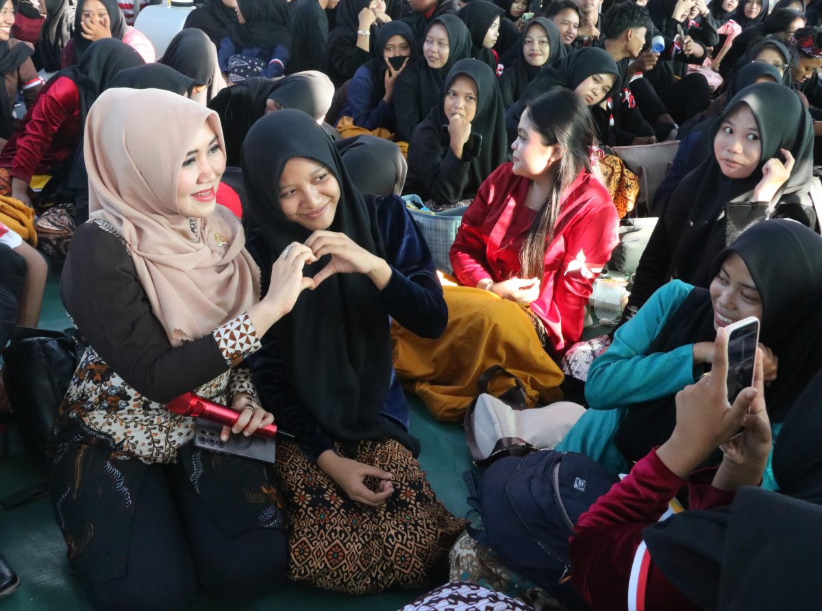 Senator Cantik Lia Istifhama Ajak Mahasiswa Wiraraja Sumenep Jaga Demokrasi dan Persatuan