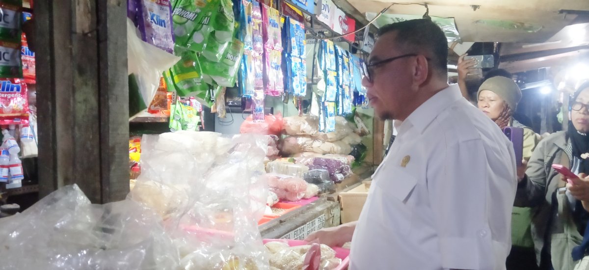 Cek Harga Sembako di Pasar Larangan, Bambang DPRD Sidoarjo Soroti Kios Kosong
