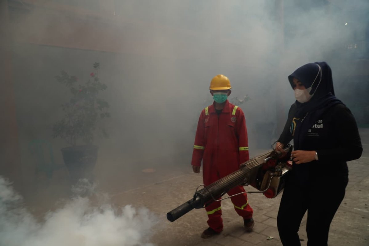 Jadi Relawan Fogging, Ning Lia Pastikan Jombang Siap Sambut Muktamar NU ke-35