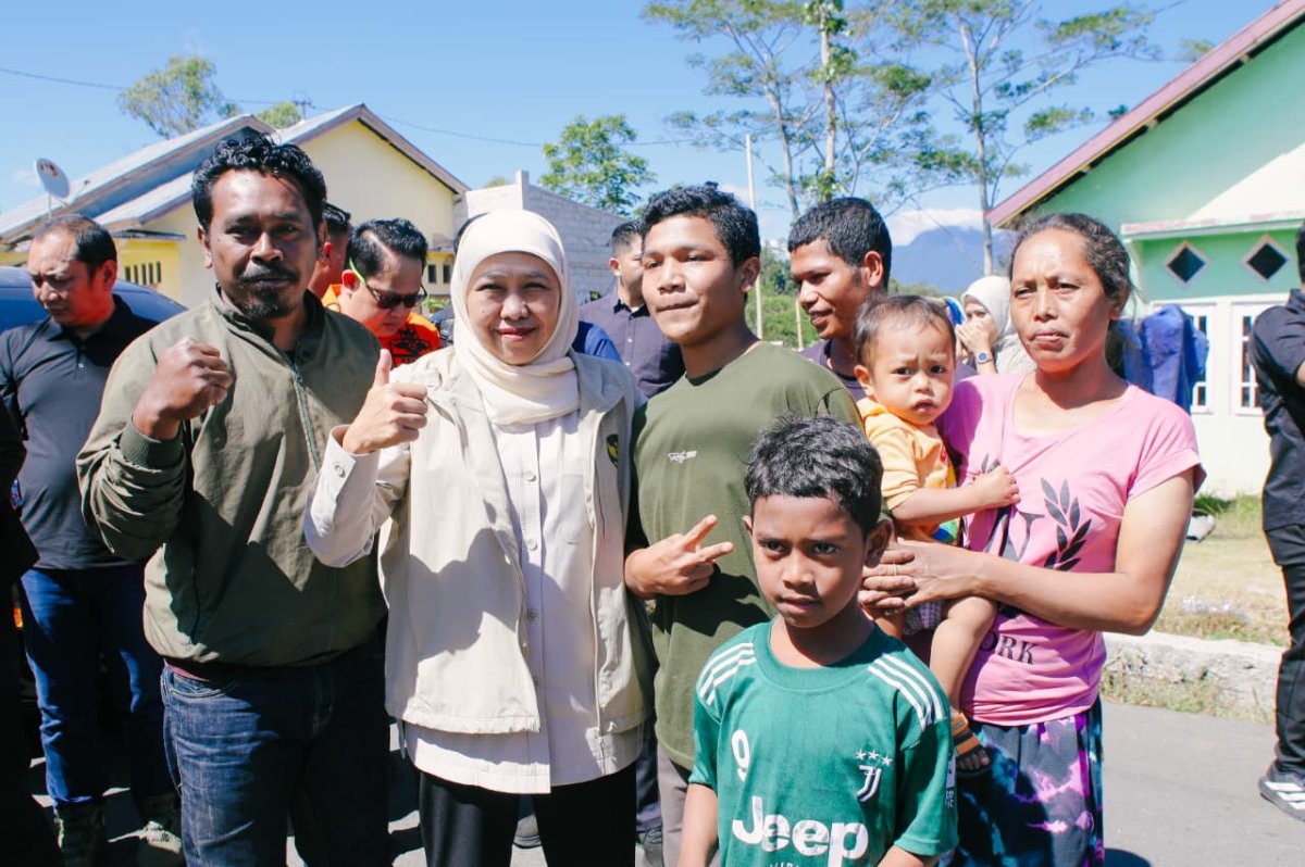 Momen Hangat Gubernur Khofifah di Manggarai Timur, Sapa Warga hingga Bagikan Snack untuk Anak-anak