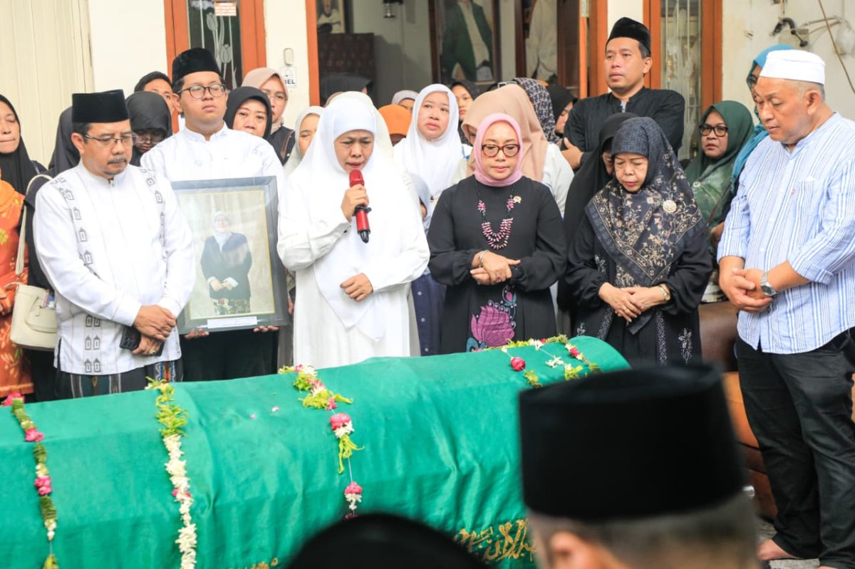 Lepas Jenazah Hj Fentin Istifa’iyah, Gubernur Khofifah: Semoga Dedikasi dan Pengabdiannya Menjadi Amal Jariyah