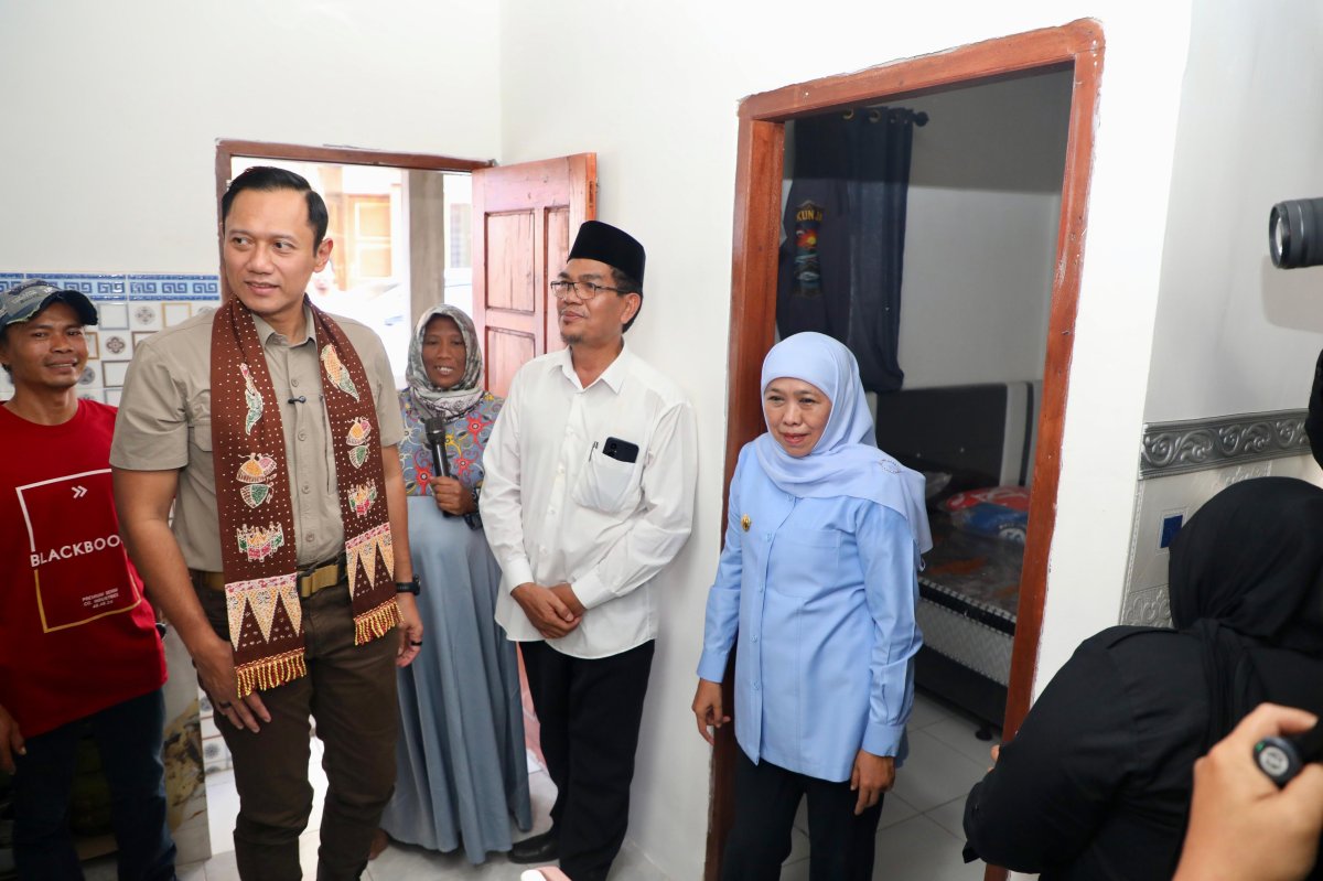 Gubernur Khofifah Dampingi Menko AHY Resmikan Program Pengentasan Permukiman Kumuh Terpadu di Gresik
