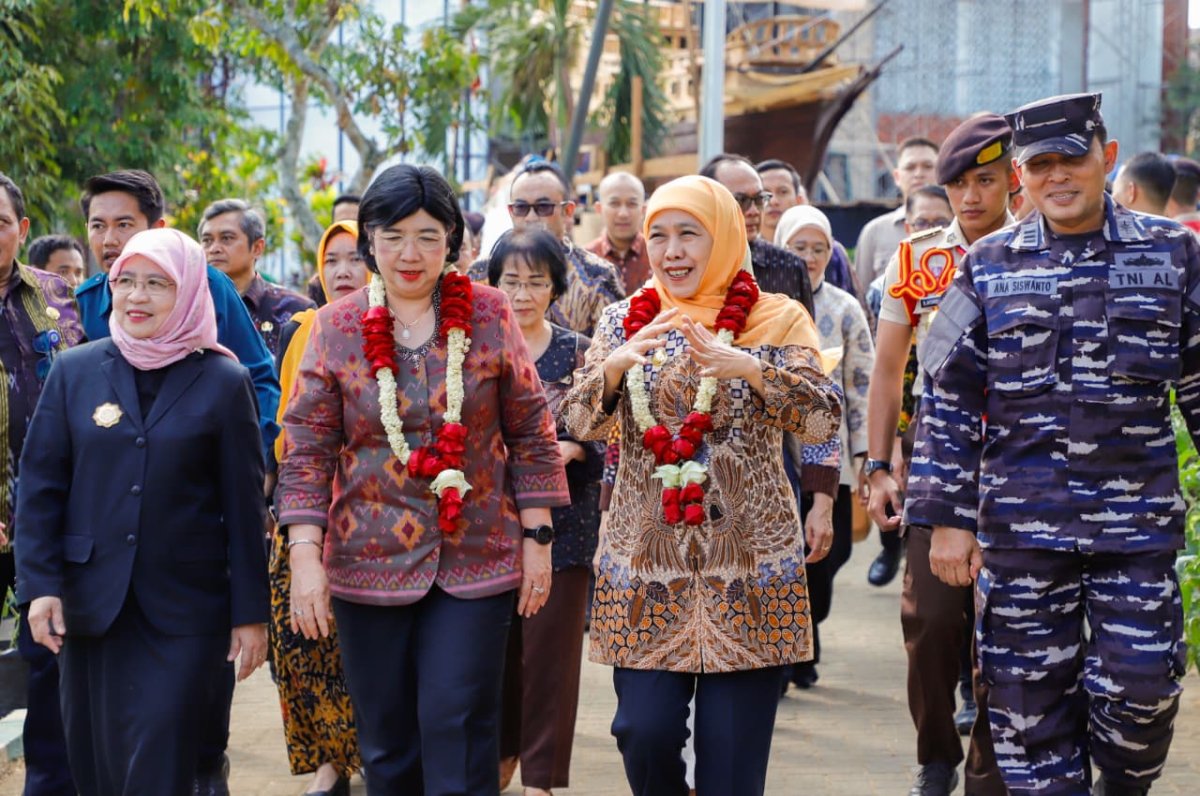 Gubernur Khofifah Dampingi Pjs. Bank Indonesia Destry Damayanti Mengajar di SMAN Taruna Nala Malang, Tinjau Ketahanan Pangan