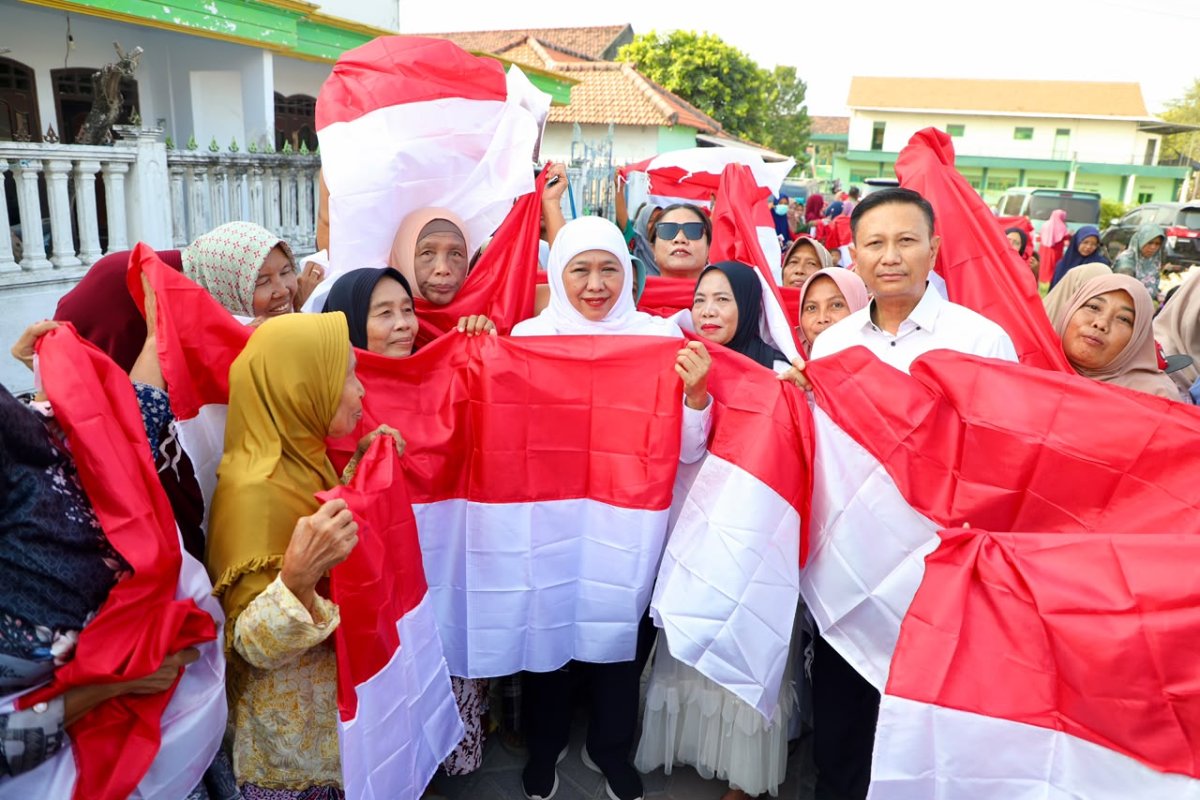 Sambut HUT Ke-81 RI,Gubernur Khofifah Bagikan Ribuan Bendera Merah Putih kepada Warga di Pasar Murah Gresik