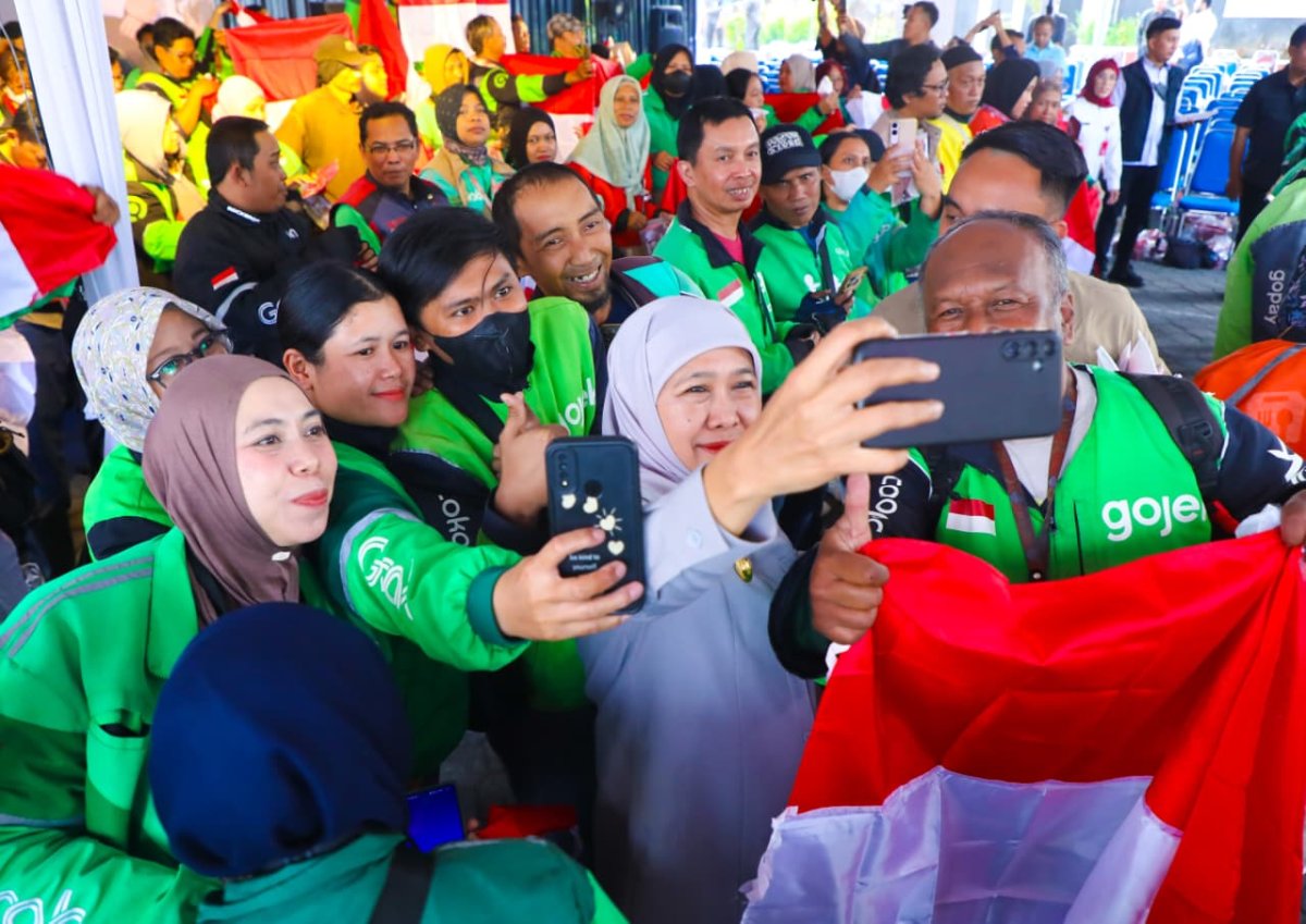 Pemutihan PKB Diserbu Ojol Kota Malang, Gubernur Khofifah Bagikan Sembako dan Bendera Merah Putih