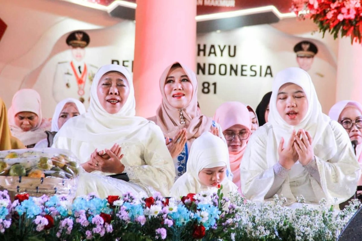 Senator DPD RI Lia Istifhama menghadiri kegiatan dzikir, sholawat, dan doa bersama yang digelar Pemerintah Provinsi Jawa Timur di depan Gedung Negara Grahadi, Surabaya. (Dok. Istimewa)