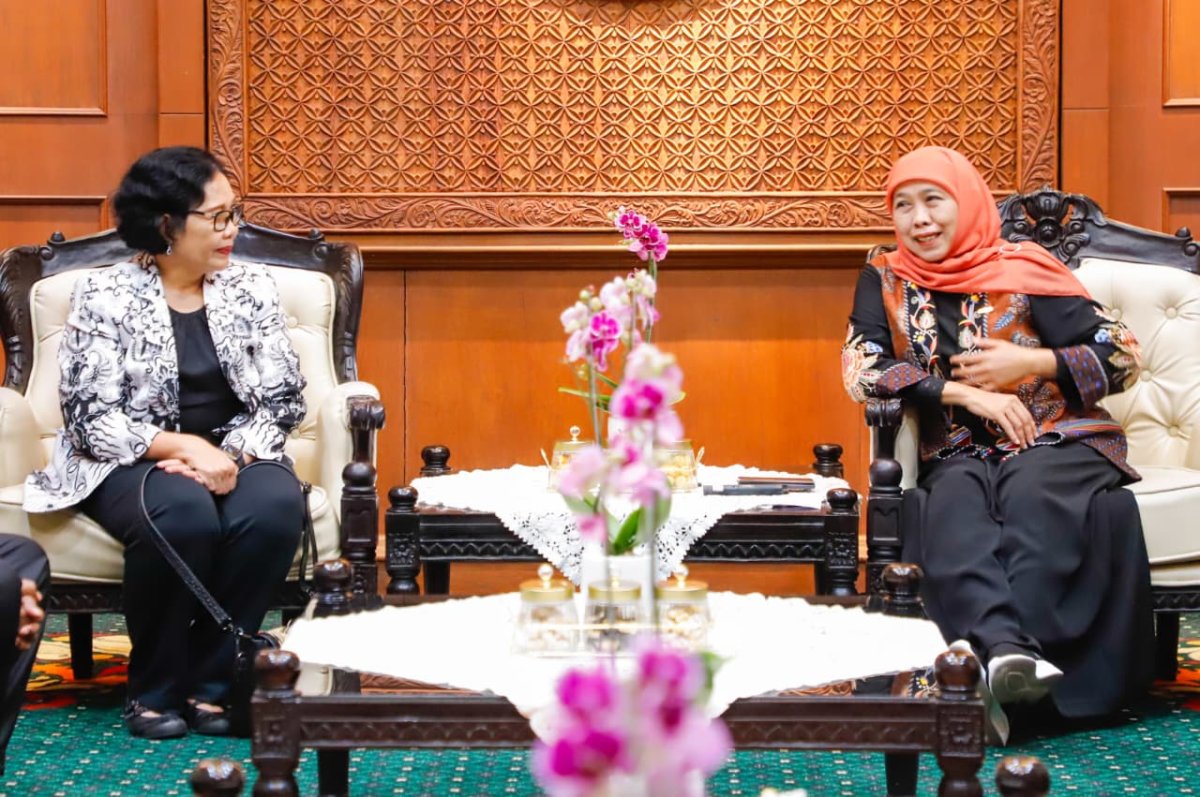 Gubernur Khofifah Terima Penghargaan Tertinggi PGRI, Bukti Komitmen Majukan Pendidikan Jatim