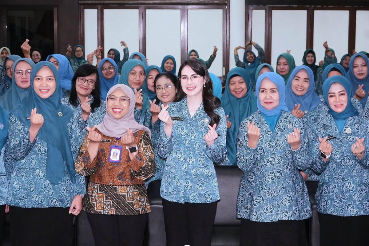 Ketua TP PKK Jatim Arumi Bachsin Dorong Perempuan Jatim Kembangkan Usaha Lewat Kreasi Produk Hantaran