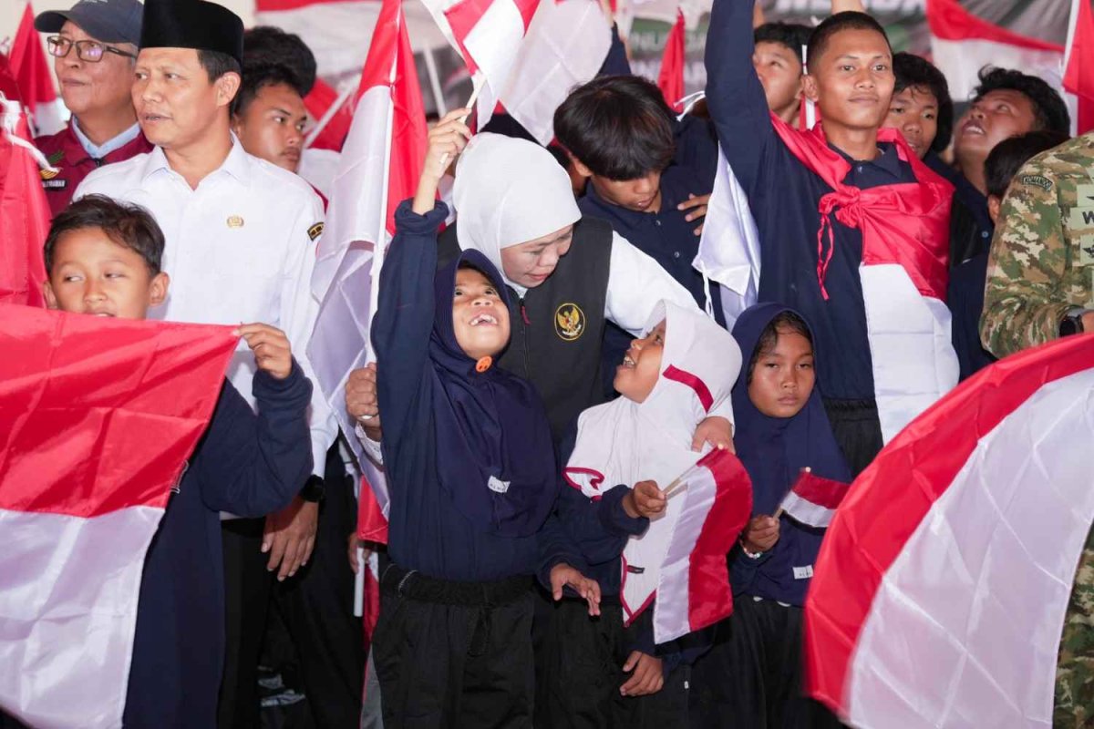 Gubernur Khofifah bersama Danjen Akademi TNI Bagikan Ratusan Bendera Merah Putih di Sekolah Rakyat Pasuruan