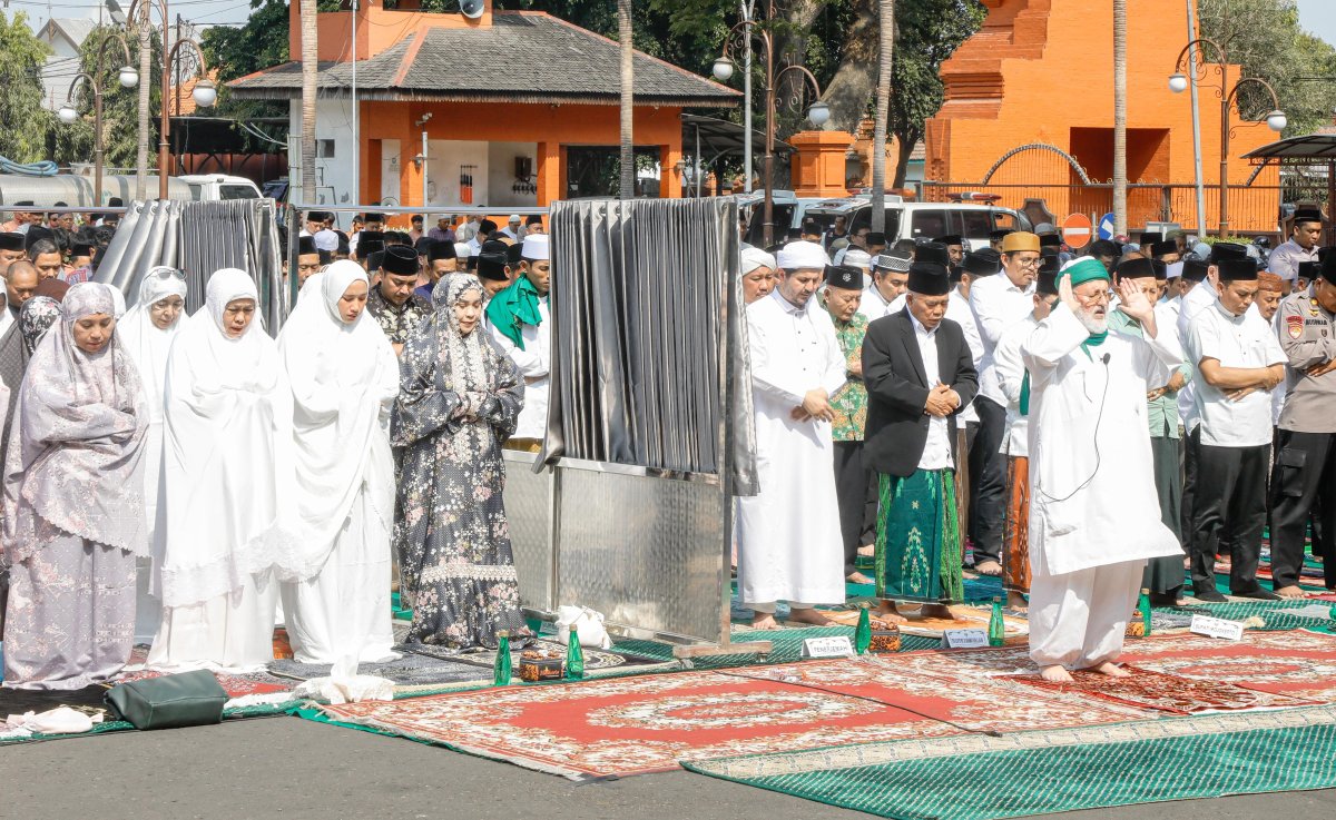 Dipimpin Syaikh Muhammad Fadil Al Jailani, Gubernur Khofifah dan Warga Mojokerto Gelar Salat Istisqa