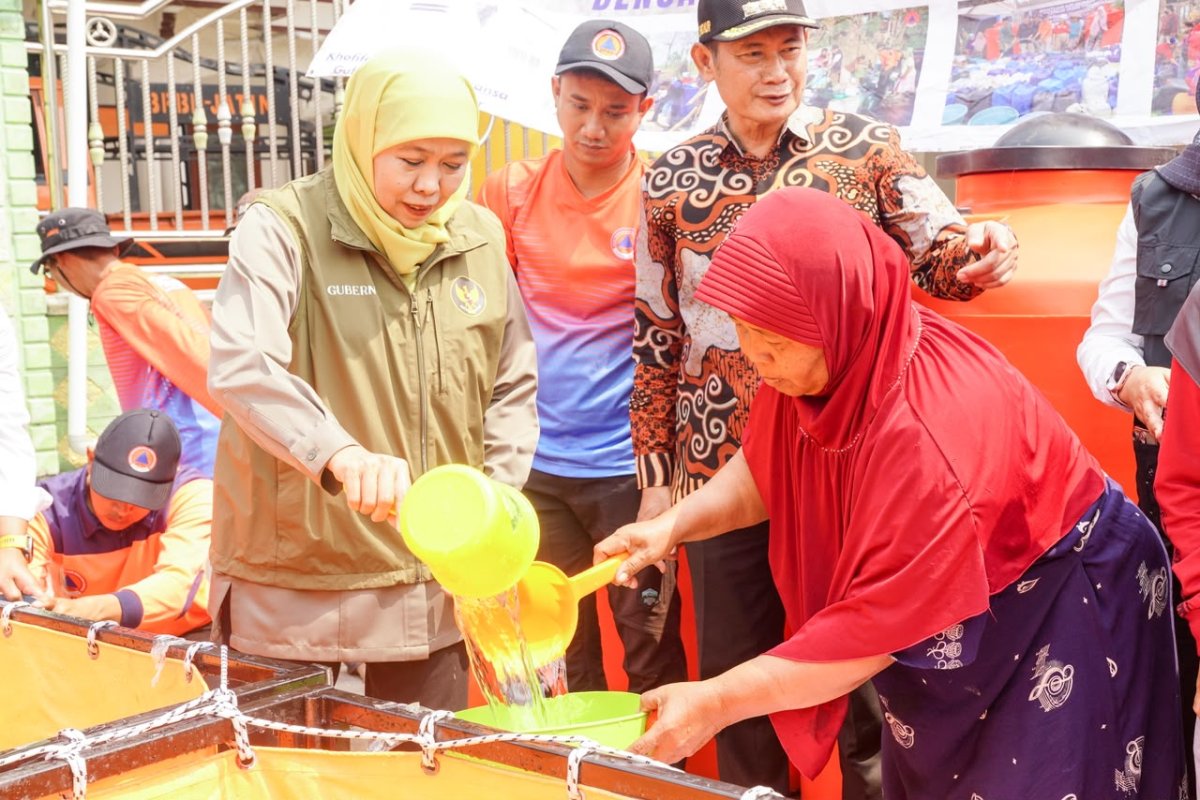 Gubernur Khofifah Turun Langsung Salurkan Air Bersih untuk Warga Dusun Bulu Lamongan