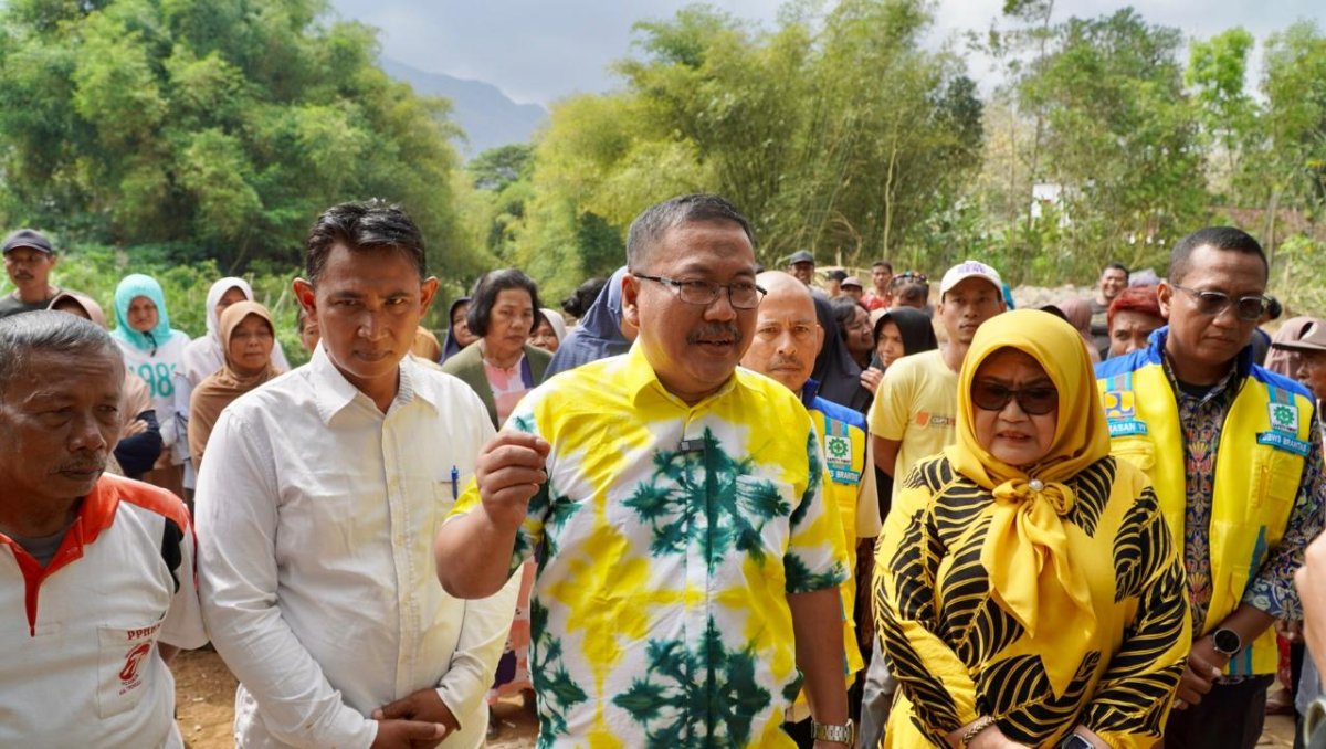 Anggota Komisi V DPR RI, Ali Mufthi saat meninjau progres pekerjaan tanggul di Trenggalek, Jawa Timur. (Dok. Istimewa)
