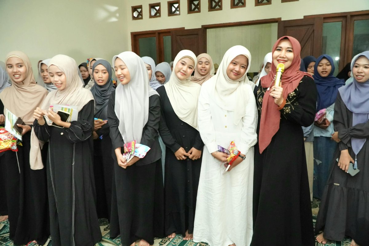 Sebulan Tinggal di Pesantren, Ning Lia Datangi Mahasiswa Baru dan Dengarkan Cerita Mereka