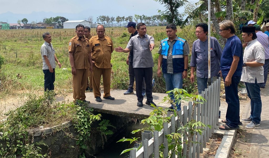 Anggota DPRD Jawa Timur Dapil Malang Raya, Dr Puguh Wiji Pamungkas mengecek kondisi saluran  Perumnas Sawojajar 2, Kabupaten Malang. (Dok. Istimewa)