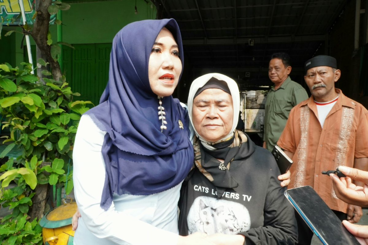 Senator DPD RI Lia Istifhama (kiri) bersama korban Sri Endah Mudjatip (kanan) di Jemursari. (Dok. Istimewa)
