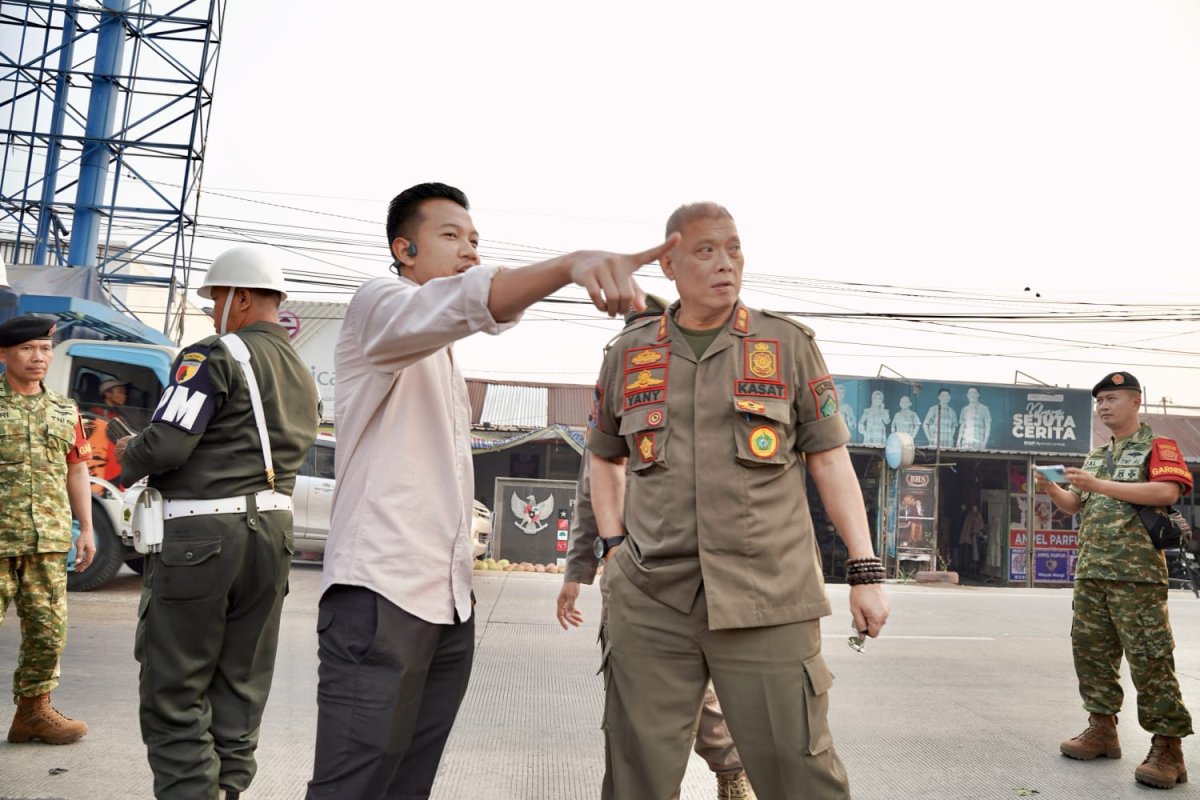 Anggota DPRD Sidoarjo Fraksi PKB Muchammad Rafi Wibisono saat mengikuti kegiatan sosialisasi Perda Nomor 10 Tahun 2013 sekaligus penyampaian surat teguran di wilayah Kecamatan Krembung, Sidoarjo. (Dok. Istimewa)