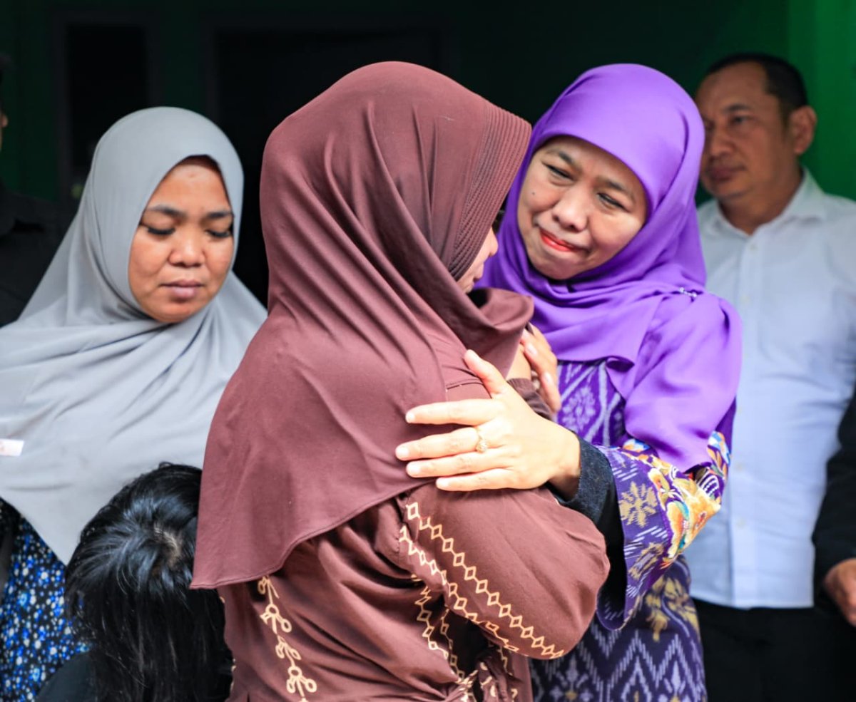 Gubernur Khofifah Takziah ke Keluarga Korban KM Virgo Transport 8, Beri Santunan dan Pastikan Pendidikan Cucu Almarhum