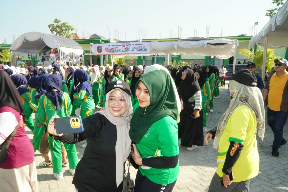 Diserbu Santri Minta Foto, Senator Lia Apresiasi Ponpes Modern Al-Fatimah. (Dok. Istimewa)