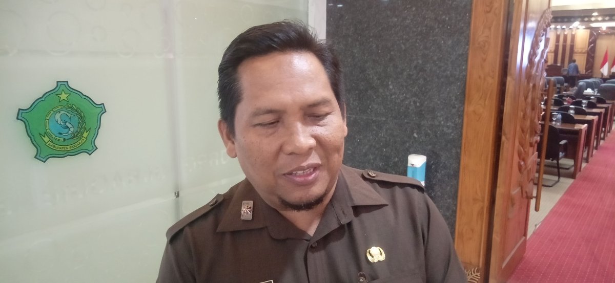 Plt Sekretaris Daerah (Sekda) Sidoarjo Ainur saat ditemui awak media, seusai mengikuti sidang paripurna DPRD Sidoarjo. (Dok. Syaiful/DigitalJatim)