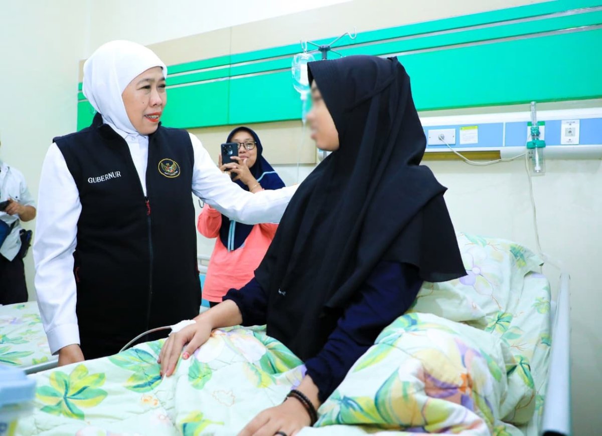 Gubernur Khofifah Jenguk Santri Diduga Keracunan di RSI Siti Hajar Sidoarjo, Ajak Evaluasi Tata Kelola MBG