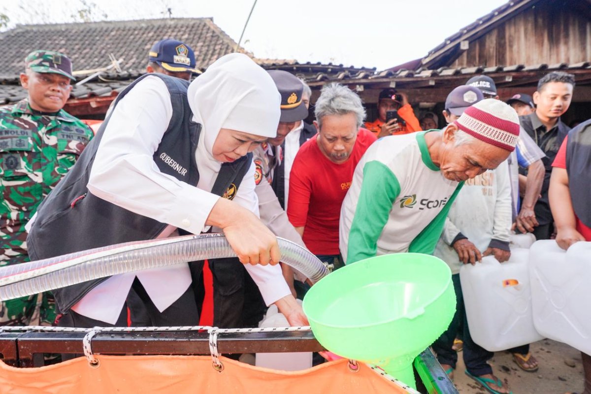 Gubernur Khofifah Salurkan 120 Rit Air Bersih untuk 38.270 Keluarga Terdampak Kekeringan di Blitar