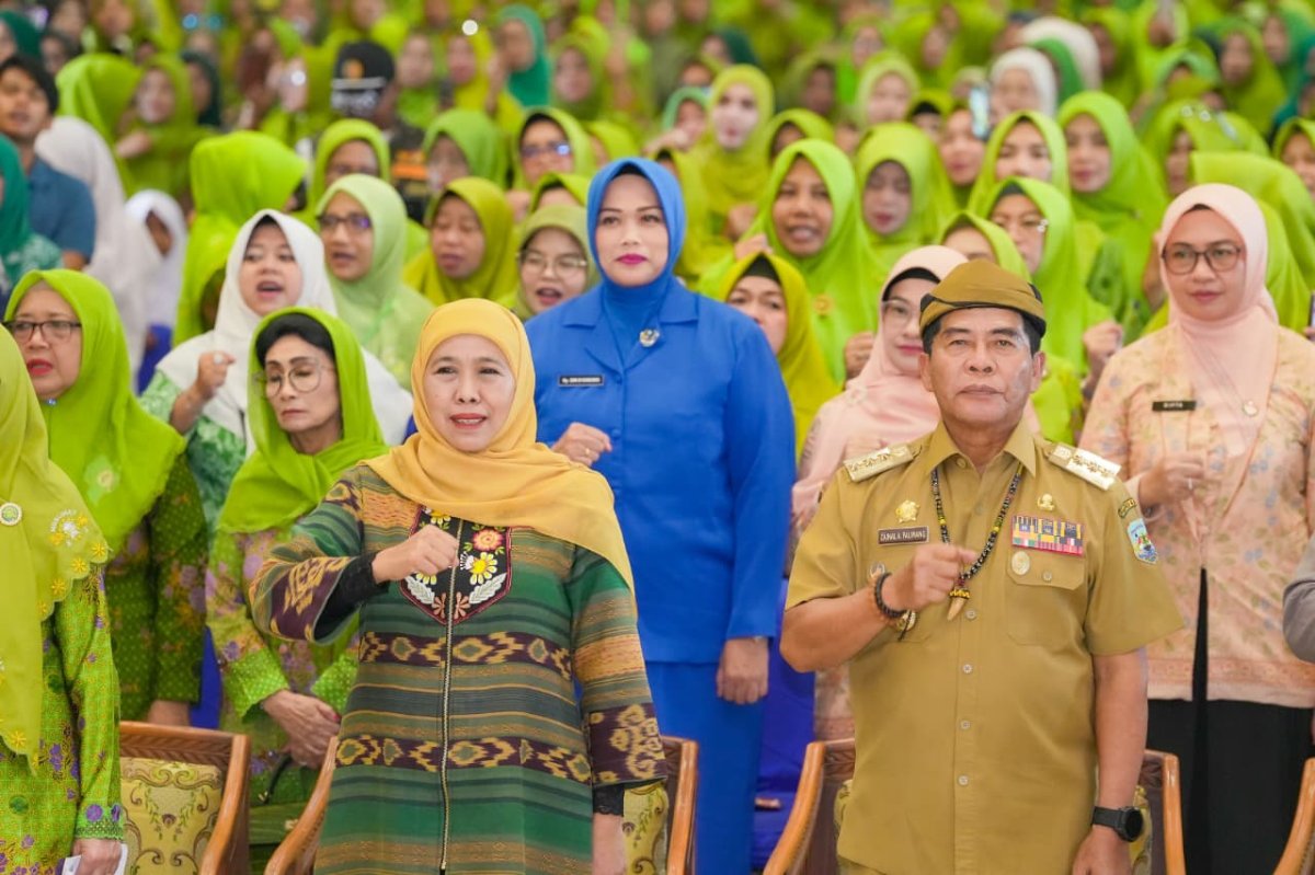 Ketua Umum Dewan Pembina PP Muslimat NU yang juga Gubernur Jawa Timur Khofifah Indar Parawansa menghadiri Maulidurrasul dan Harlah ke-80 Muslimat NU Pengurus Wilayah Kalimantan Utara di Badan Penghubung Provinsi Kalimantan Utara. (Dok. Humas Pemprov)