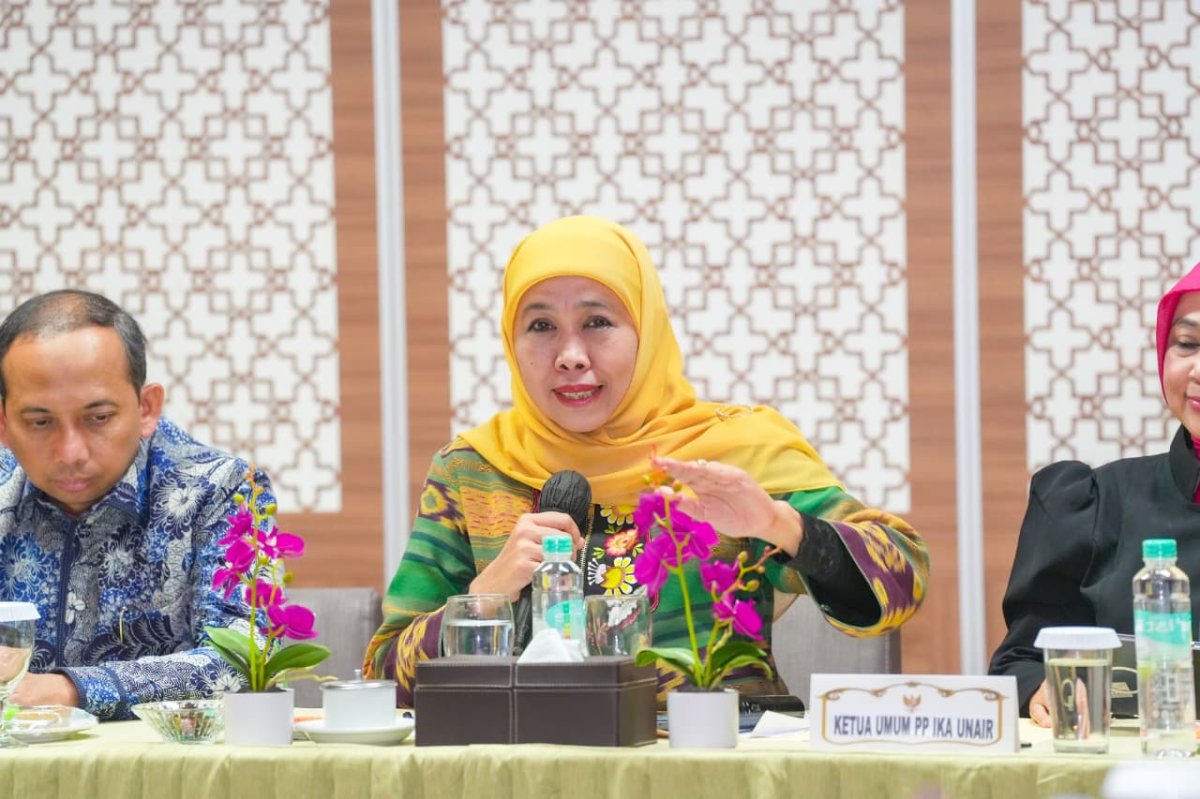Ketua Umum IKA Unair dan Gubernur Jawa Timur Khofifah Indar Parawansa saat menghadiri Forum Silaturahmi bersama IKA UNAIR Provinsi Kalimantan Utara di Hotel Tarakan Plaza & Convention Center.(Dok. Humas Pemprov)