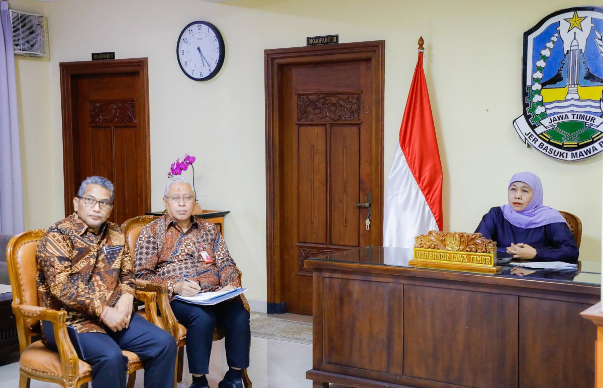 Gubernur Jawa Timur Khofifah Indar Parawansa saat mengikuti Rapat Koordinasi Percepatan BSPS yang digelar Kementerian Perumahan dan Kawasan Permukiman (PKP) RI secara daring melalui Zoom Meeting dari Kantor Badan Penghubung Daerah Provinsi Jawa Timur, Jakarta Pusat. (Dok. Humas Pemprov)