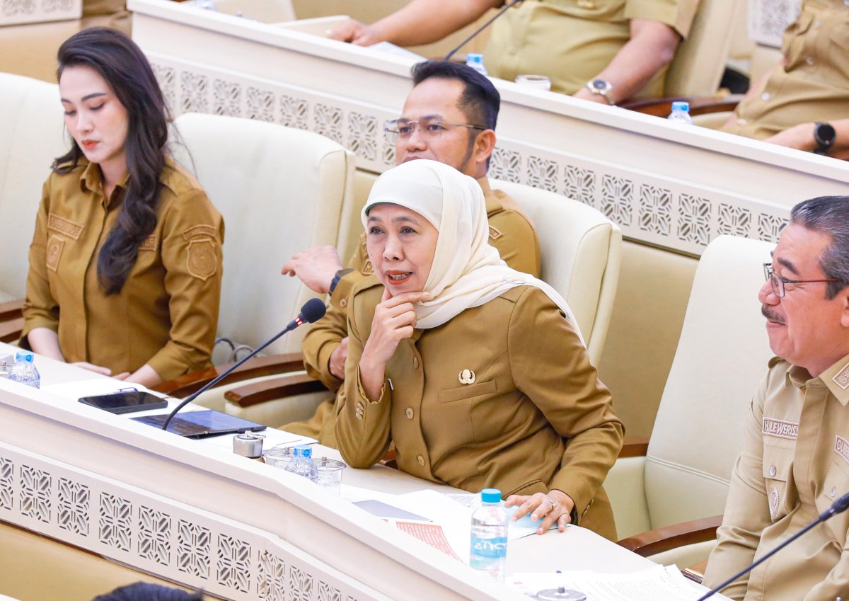 Gubernur Jawa Timur Khofifah Indar Parawansa mengikuti Rapat Kerja (Raker) dan Rapat Dengar Pendapat (RDP) Komisi II DPR RI bersama Menteri Dalam Negeri dan gubernur se-Indonesia di  Ruang Rapat Komisi II, Gedung Nusantara DPR RI, Jakarta Pusat. (Dok. Humas Pemprov)