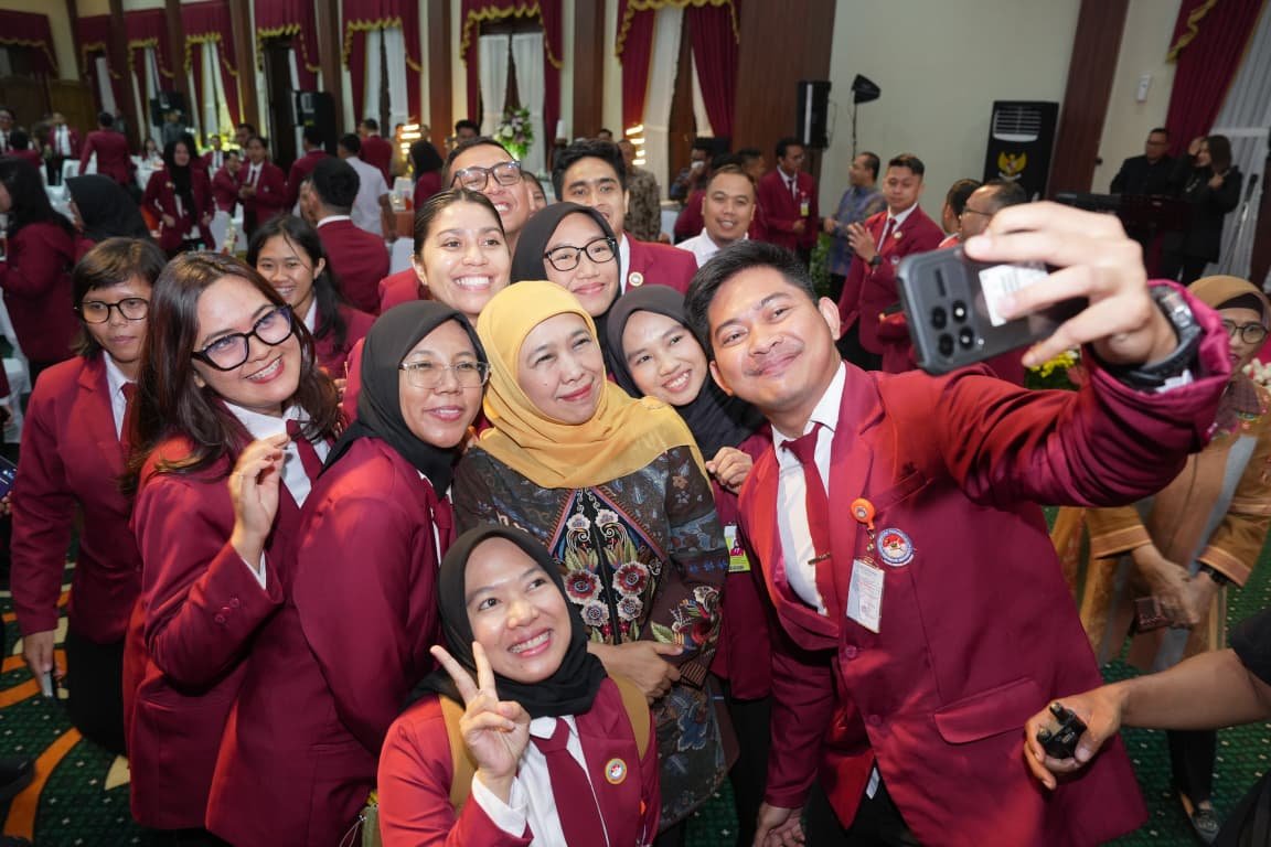 Gubernur Jawa Timur Khofifah Indar Parawansa menerima kunjungan belajar 109 mahasiswa Fakultas Keamanan Nasional (FKN) Universitas Pertahanan (Unhan) Republik Indonesia di Gedung Negara Grahadi, Surabaya. (Dok. Humas Pemprov)