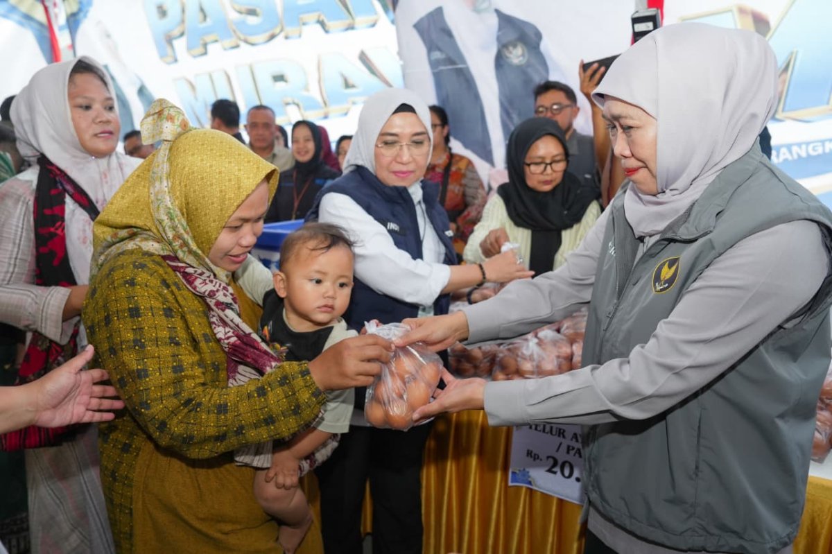 Ringankan Beban Warga, Gubernur Khofifah Gelar Pasar Murah di Desa Kedundung Sampang