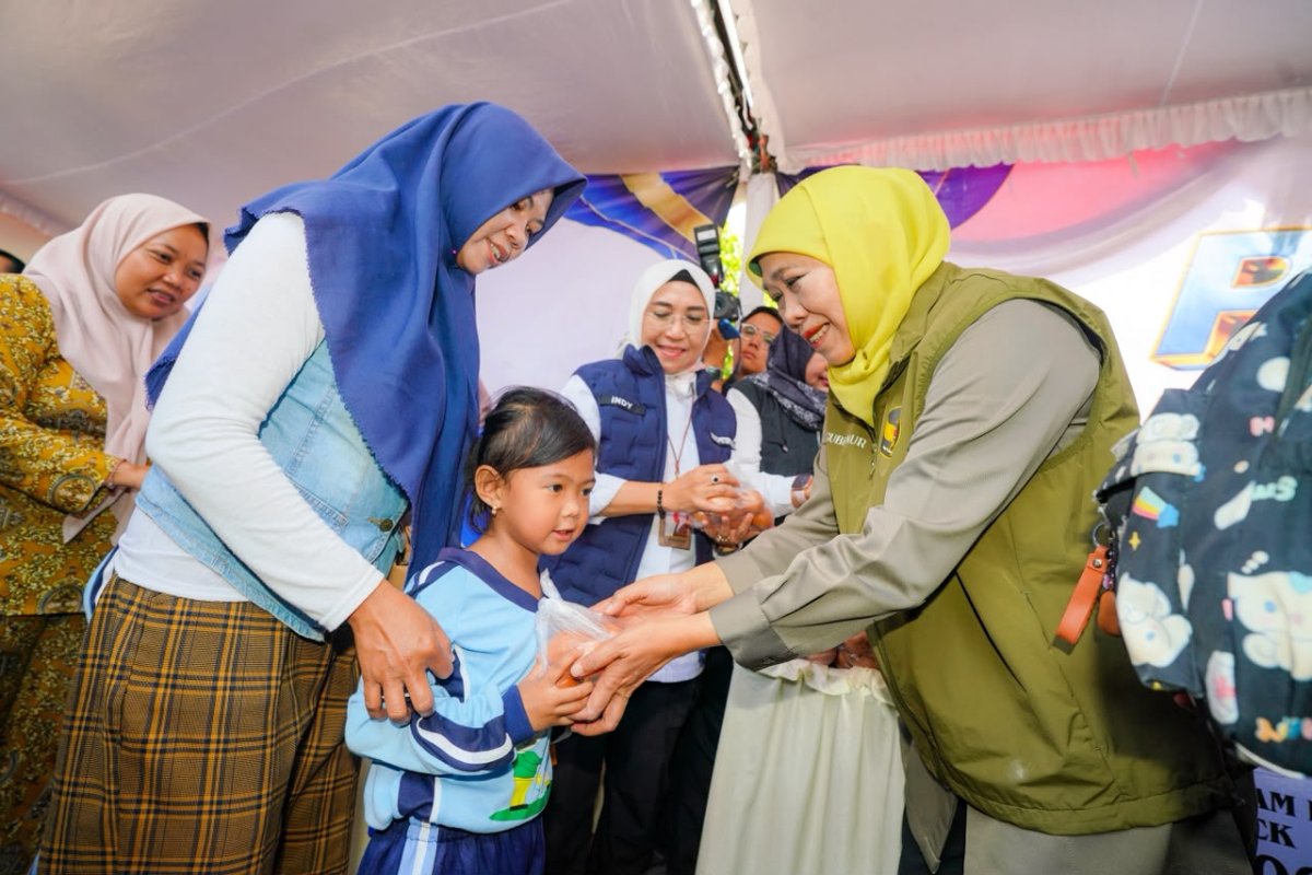 Gubernur Khofifah Gelar Pasar Murah ke-139 di Mojokerto, Bahan Pokok Terjangkau untuk Warga