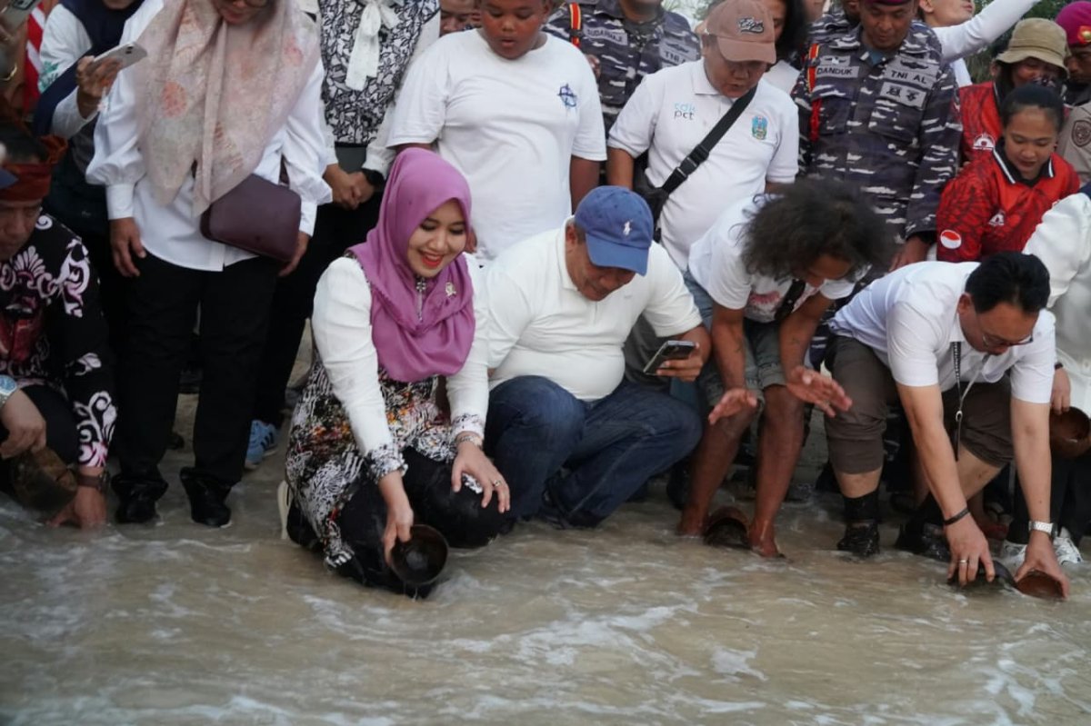 Ning Lia Lepas Tukik di Tanjung Penyu: Ayo, Lautan Menunggumu