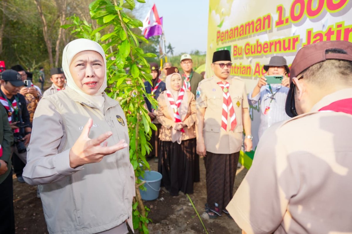 GubernurKhofifah Tanam 1.000 Pohon di Pesantren An Nur 2 Malang Bersama Santri Pramuka