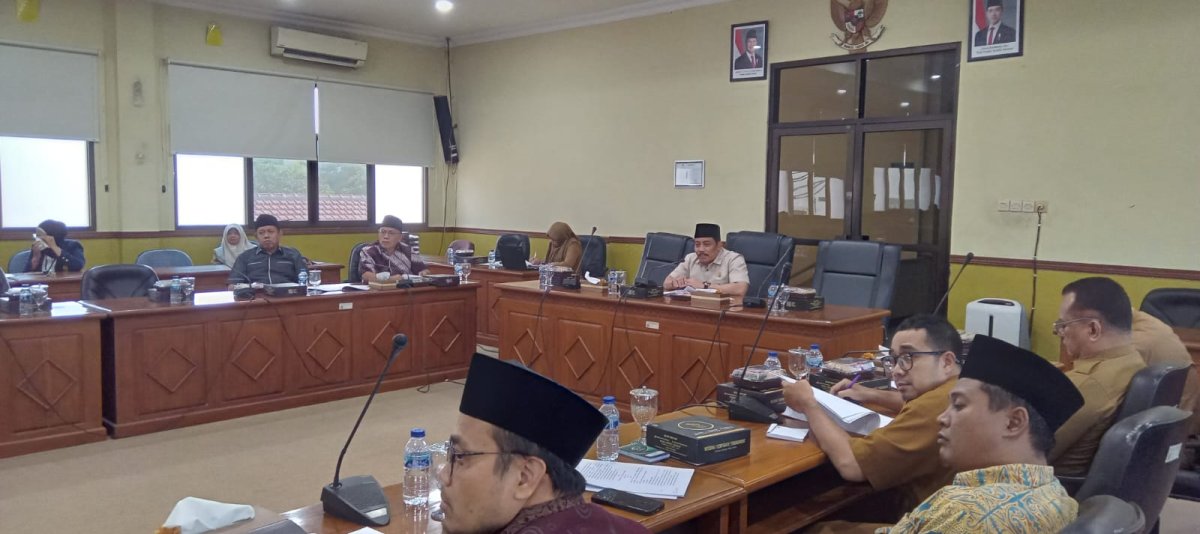 Komisi D DPRD Sidoarjo bersama perwakilan Pondok Pesantren membahas Raperda Pesantren di ruang rapat komisi. (Dok. Syaiful)