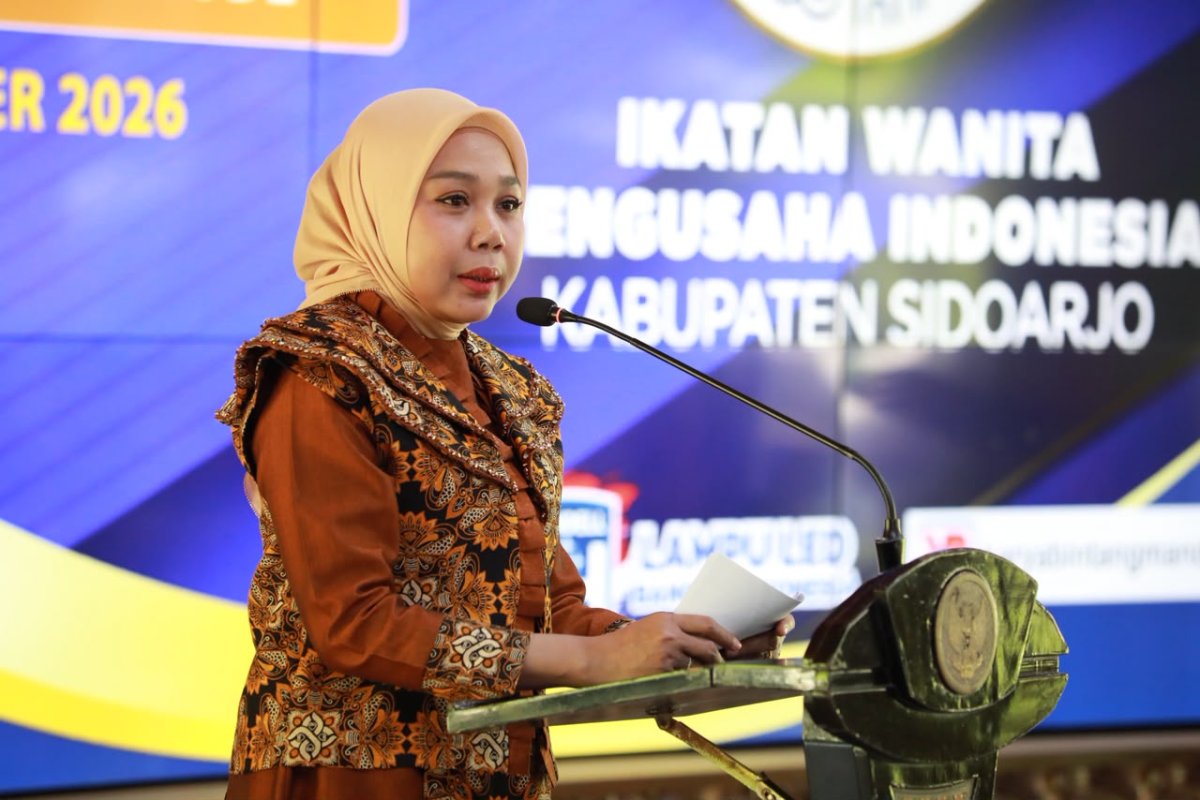 Ketua Dewan Kerajinan Nasional Daerah (Dekranasda) Kabupaten Sidoarjo, Sriatun, saat menjadi sambutan dalam seminar Woman Leadership yang digelar Ikatan Wanita Pengusaha Indonesia (IWAPI) Kabupaten Sidoarjo di Pendopo Delta Wibawa. (Dok. Istimewa)