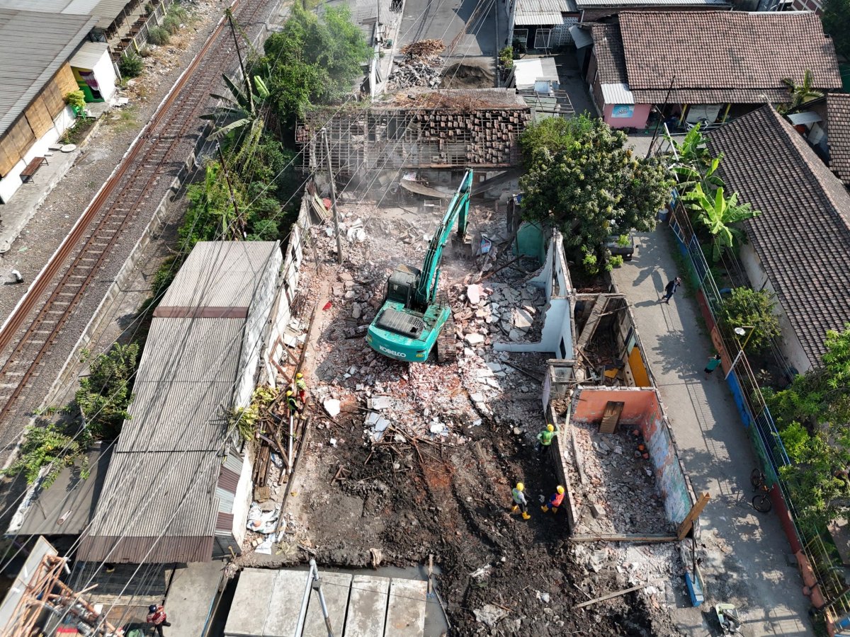 Tinjau Frontage Road Waru-Buduran, Bupati Subandi Soroti Pembongkaran Bengkel Area KAI Segera Tuntas. (Dok. Istimewa)